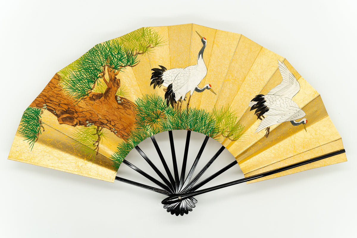 金地に鶴と松が描かれた 特大壁掛け鑑賞用書画扇子 松／三羽鶴尺– 扇専門店 万葉